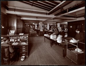 Homens trabalhando no que parece ser uma sala de classificação no Metropolitan Life Insurance Co. na 23rd Street e Madison Avenue, Nova York, 1907 (impressão em gelatina de prata)